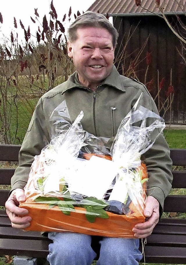 Walter sterle freut sich ber das Dankesprsent des Heimatvereins Tutschfelden.  | Foto: Reiner Merz