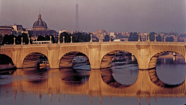 Verhllter Pont-Neuf, 1995, fotografie.... Volz, signiert; Copyright: Christo.   | Foto: W. Volz