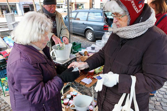 Am Marktstand von Sieglinde Suhm aus O...eht ohne Handschuhe und Schals nichts.  | Foto: Bastian Bernhardt