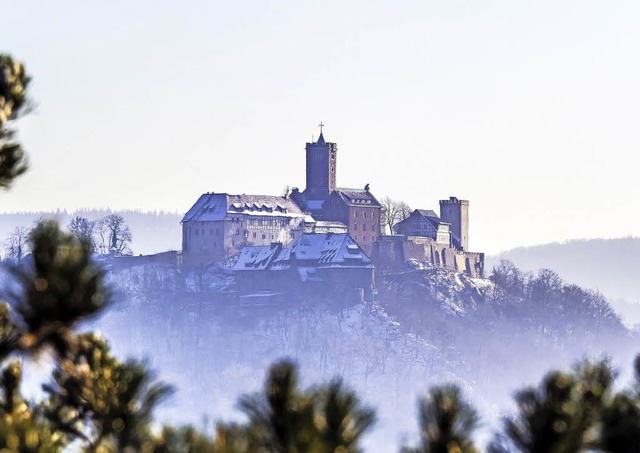 Imposant: Auf der Wartburg bersetzte ...hrt durch das Lutherhaus in Eisenach.   | Foto: Dietmar Stbing (photocase.de)/Lerchenmller (4)