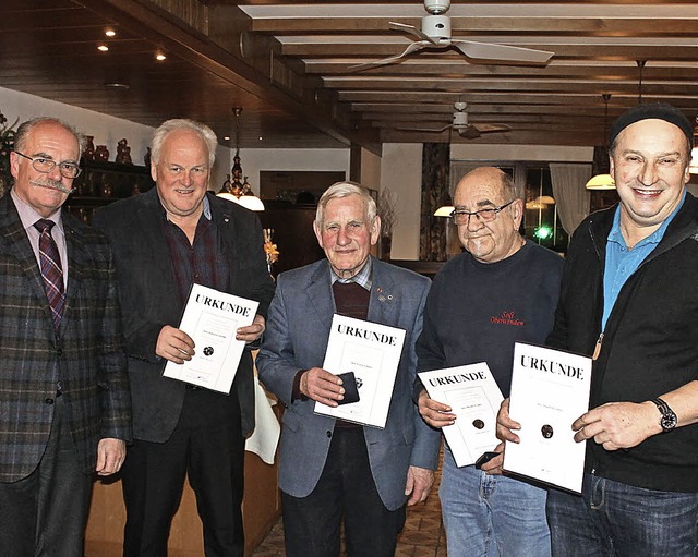 Clemens Bieniger ehrte Hansjrg Gehrin...ider und Manfred Grtter (von links).   | Foto: Verein