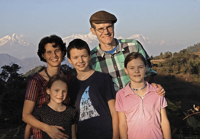 Die Familie  vor Himalayakulisse: Die ...von links) Keziah, Phileas und Nella.   | Foto: privat