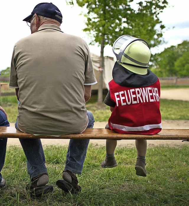 Wenn  Wehrleute altershalber ausscheiden, braucht es Nachwuchs.    | Foto: Jochen Lbke/dpa