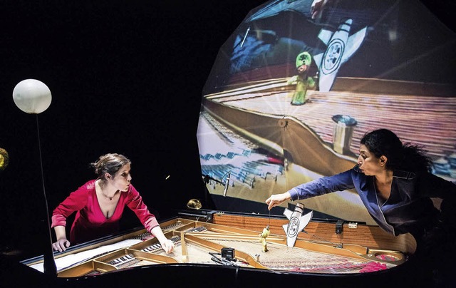 Konzert und Puppenspiel in einem: Anne...s) und Frida mit dem geffneten Flgel  | Foto: Burghof