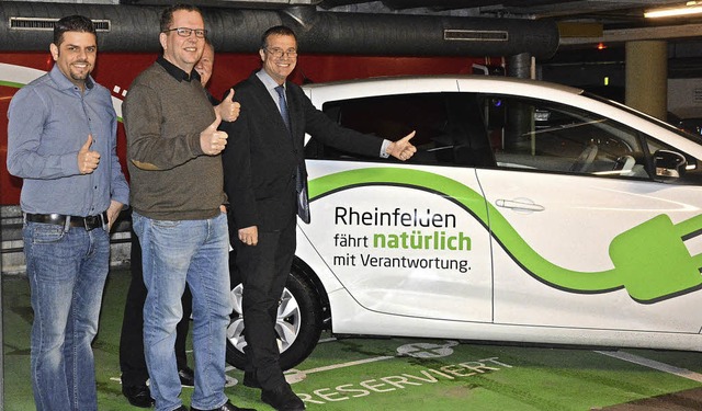 Dominic Rago (Leiter Ordnungsamt), Eri...neuen E-Cars im stdtischen Fuhrpark.   | Foto: stadt Rheinfelden