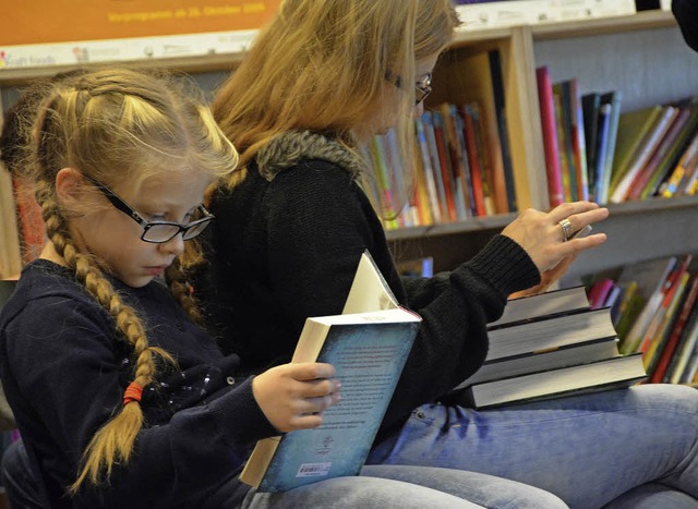 Junge Menschen nutzen die Stadtbibliothek eifrig.  | Foto: Barbara Ruda