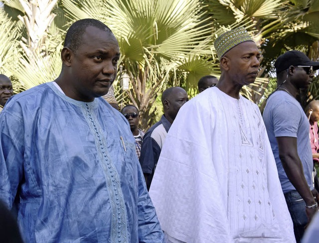 Wahlsieger Adama Barrow wurde im Senegal zum Prsidenten vereidigt.   | Foto: AFP