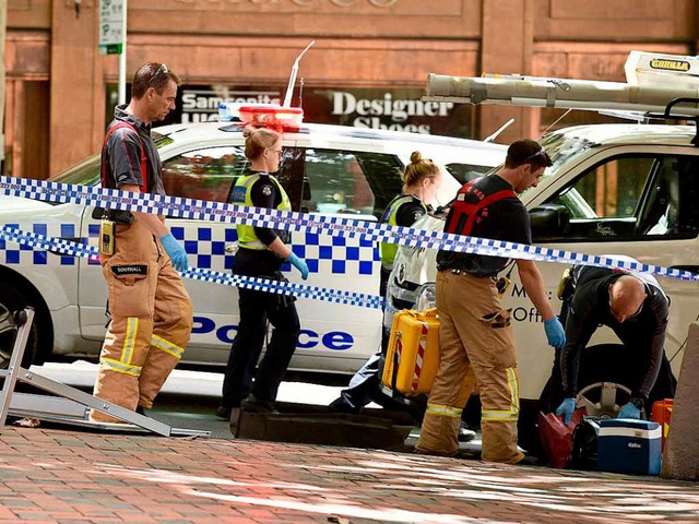 Polizei und medizinisches Personal in Melbourne nach dem Vorfall.  | Foto: AFP