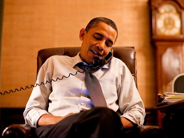 Barack Obama whrend eines Telefonats im Jahr 2010 (Archivbild).  | Foto: dpa