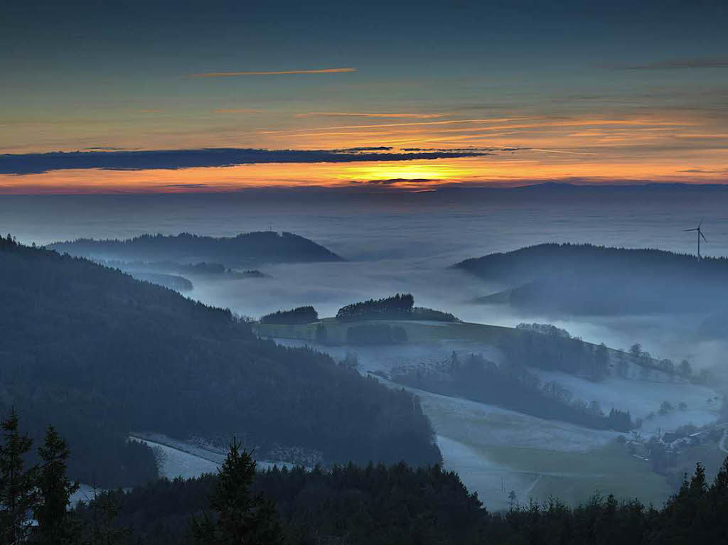 Motiv 14 (Dezember): Sonnenuntergang und Nebel ber dem Rheinhalt sorgen fr eine besondere Stimmung.