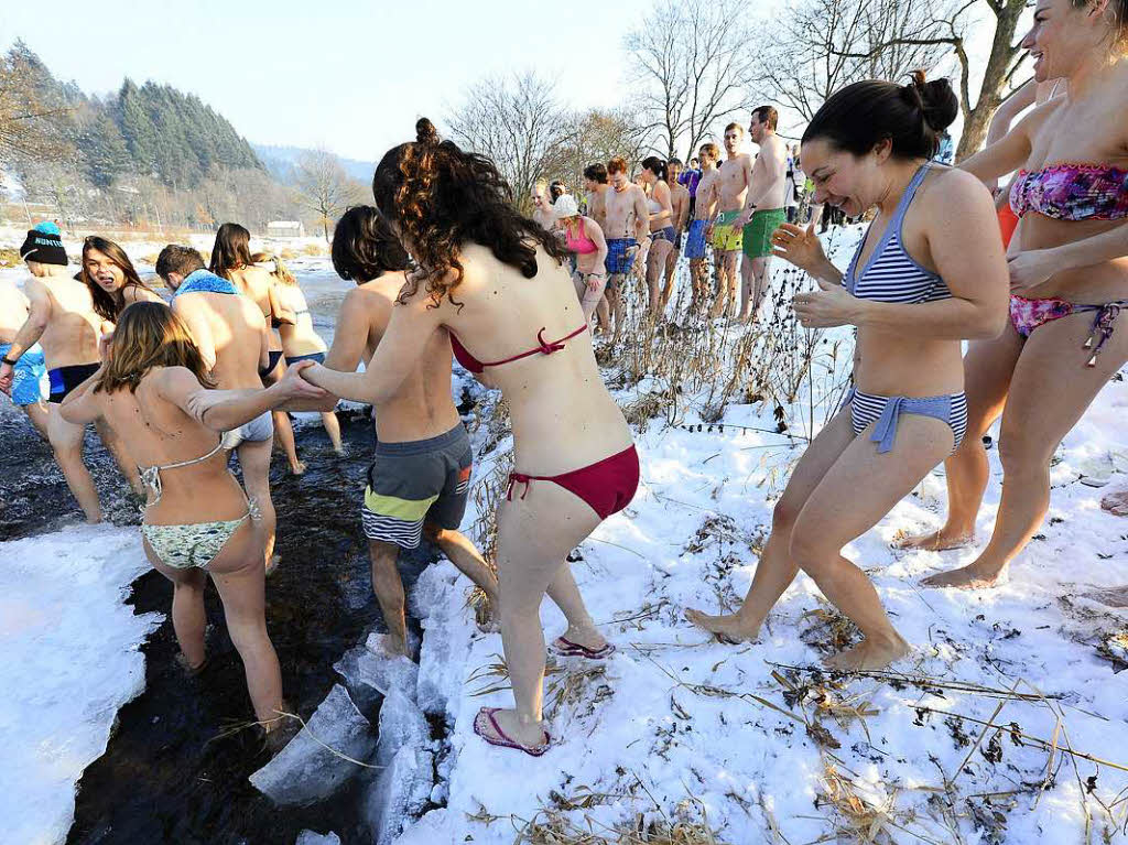 Traditionelles Dreisam-Anbaden der Sportstudierenden 2017