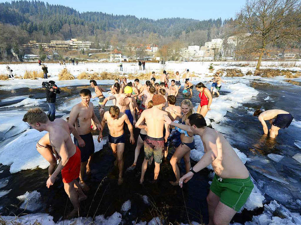 Traditionelles Dreisam-Anbaden der Sportstudierenden 2017