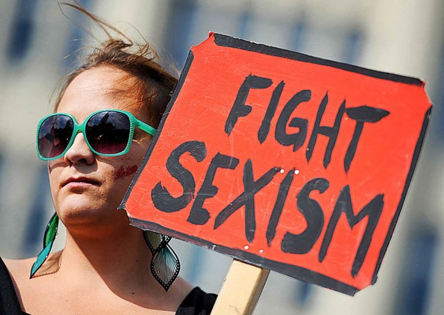 Eine Frau demonstriert gegen Sexismus.  | Foto: dpa
