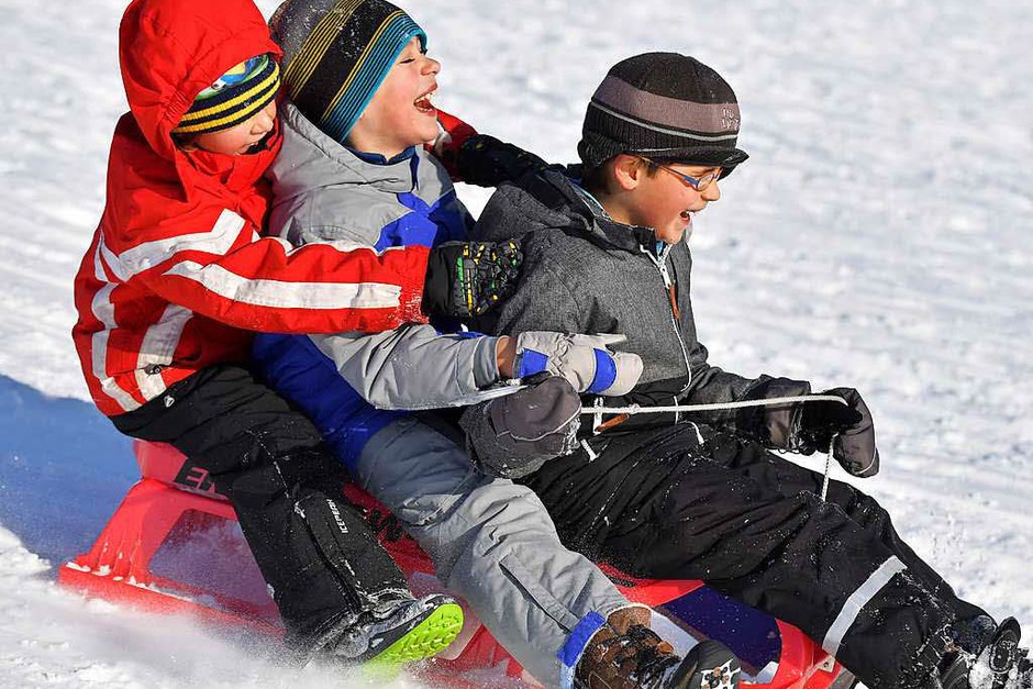 Die Schüler in Aktion: Mit Ski und Schlitten. (Foto: Wolfgang Scheu) Die Schüler in Aktion: Mit Ski und Schlitten. (Foto: Wolfgang Scheu)