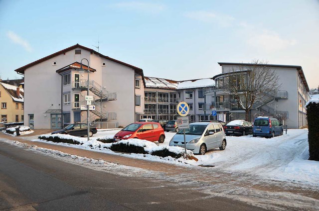 Wo der Parkplatz ist, kommt der Anbau hin.  | Foto: Markus Maier