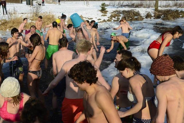 Diese Freiburger Studenten trauen sich auch bei Minusgraden in die Dreisam