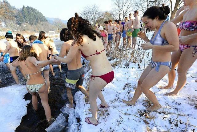 Eiskaltes Dreisam-Badevergnügen für knallharte Studierende