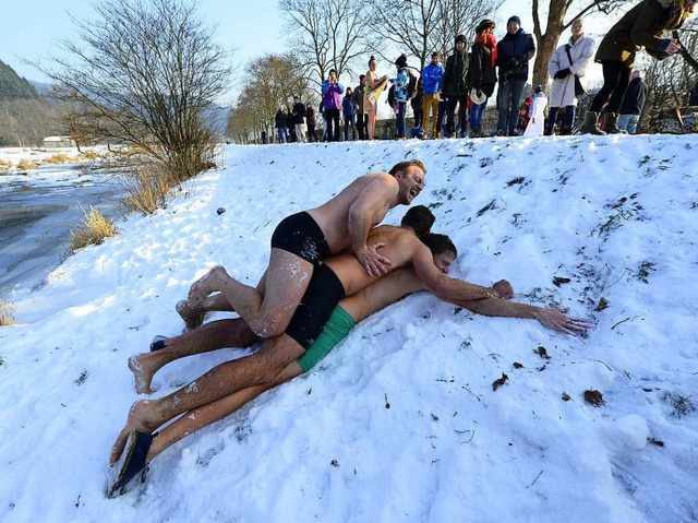 Studierenden-Sandwich im Schnee.  | Foto: Ingo Schneider