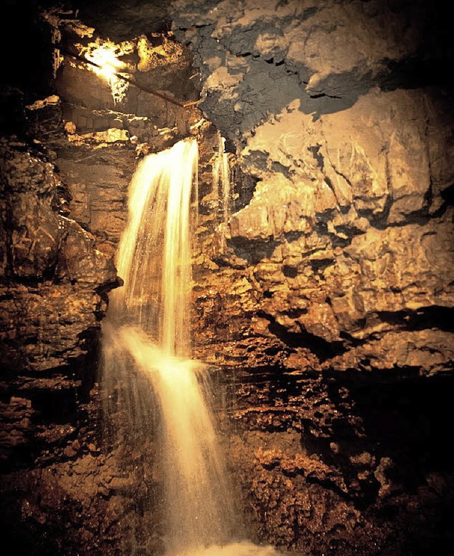 Am Ende der Hhle erleben die Besucher einen Wasserfall.  | Foto: privat