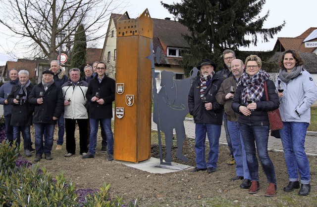 Im Beisein von Orts- und Gemeinderten...die neue Skulptur am Ortseingang  ein.  | Foto: Herbert Trogus