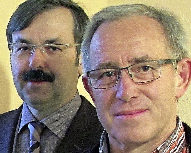 Brgermeister Michael Herr (links) zei...essen ehrenamtliches Engagement aus.    | Foto: Schtz