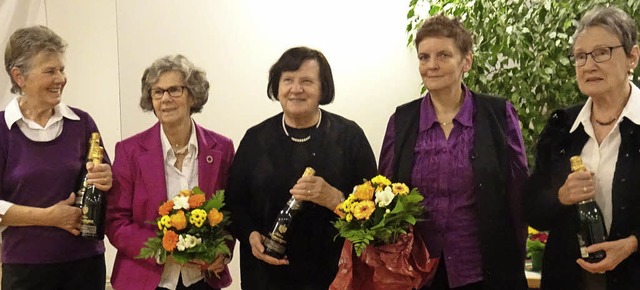 Blumen und Sekt fr langjhrige Snger...tsch, Doris Pfeifle, Hannelore Schott   | Foto: Privat