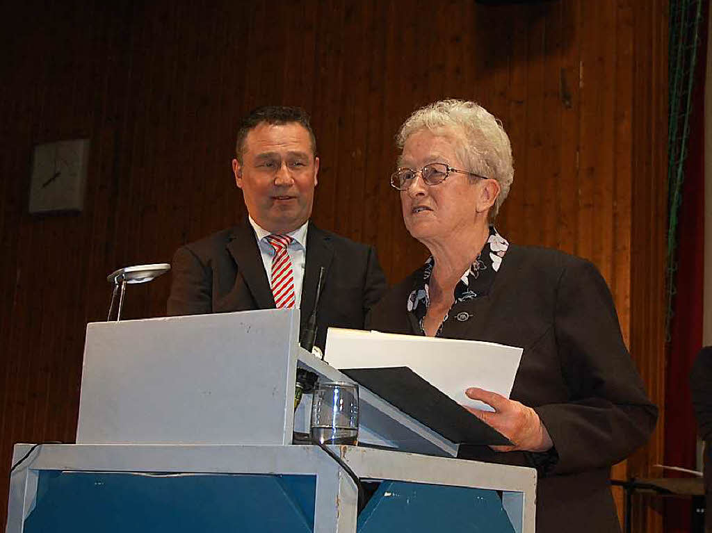 Helga Sieglin erhielt von Brgermeister Schmid die Landesehrennadel