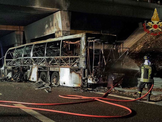 Der ausgebrannte Bus bei Verona  | Foto: dpa