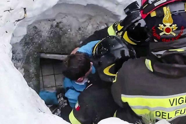 Nach Schneelawine: Feuerwehr rettet Überlebende aus Hotel