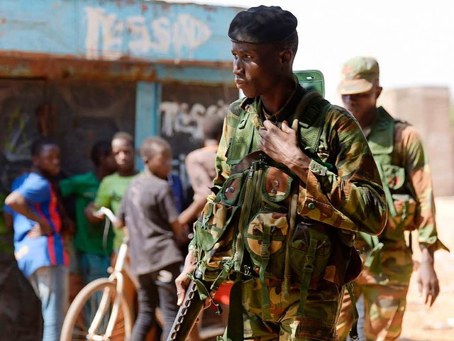 Senegalesische Soldaten patrouillieren an der Grenze zu Gambia.  | Foto: AFP