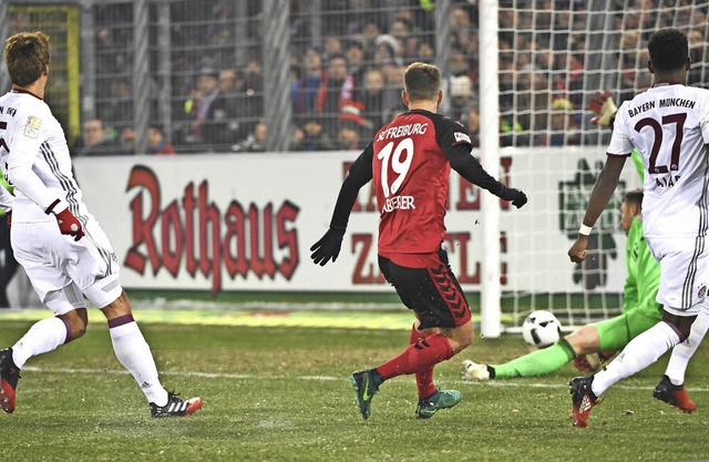Eingerahmt von Mats Hummels (links) un... und berwindet Manuel Neuer zum 1:0.   | Foto: Achim Keller