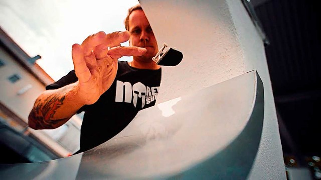 Chris Heck skatet seit 21 Jahren mit dem Fingerboard.  | Foto: Bildschirmfoto