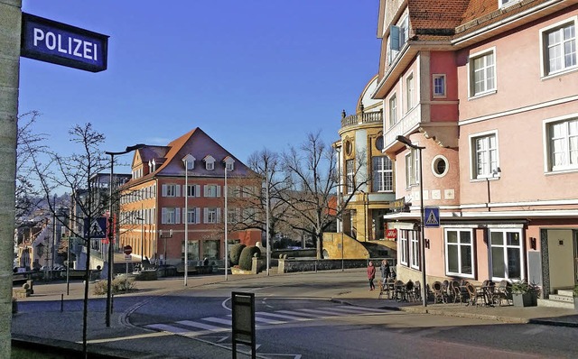 Unglckliche Dreiecksbeziehung: Die &#...r und blauem Rathaus am Rathausplatz.   | Foto: Gnter Volmer