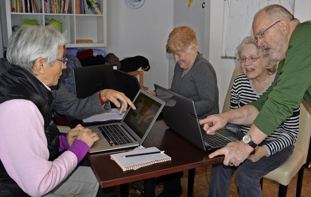 Senioren beim Dienstagstreff   | Foto: Sabine Naiemi