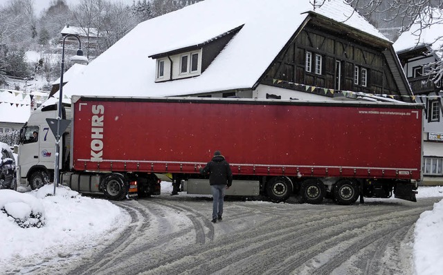 Laster auf verschneiten Irrwegen in Oberprechtal.   | Foto: Gutjahr