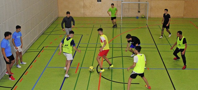 Fr Fuball sind Jugendliche so gut wi...er Sporthalle Egerstrae nicht anders.  | Foto: Norbert Sedlak