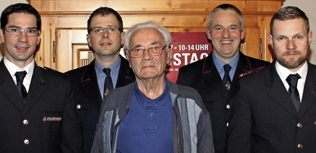 Es gratulierten Manfred Kibin (Mitte) ...ellvertretender Abteilungskommandant).  | Foto: Reinhard Cremer