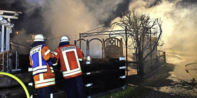 Ausrcken am Heiligabend: Wohnwagen auf dem Schutterner Campingplatz brannten.   | Foto: BZ-Archiv: W. Knstle