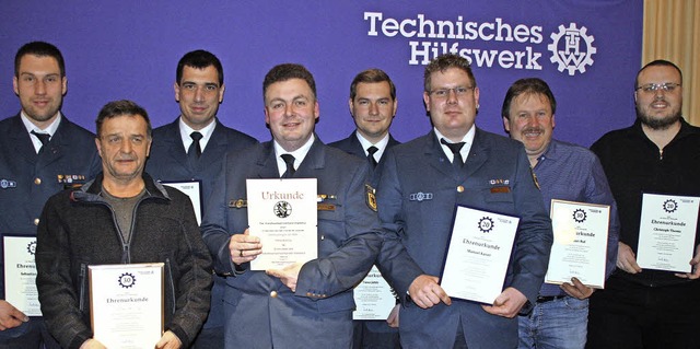 In der  Helferversammlung des Technisc...f Lebenszeit&#8220; ernannt (rechts).   | Foto: Charlotte Frse