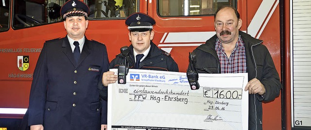 Michael Steinebrunner, Kommandant Ottm...(von rechts) bei der Spendenbergabe.   | Foto: Rmmele