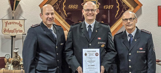 Andreas Lenz (Mitte) wurde fr 30 Jahr...kommandant Jochen Sutter gratulierten.  | Foto: Markus Eichin