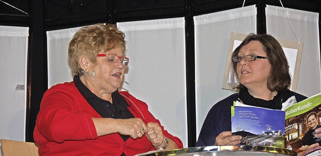 Gaby Bhler (links) und Gudrun Schirme...dern groer und kleiner Missgeschicke.  | Foto: Jutta Binner-Schwarz