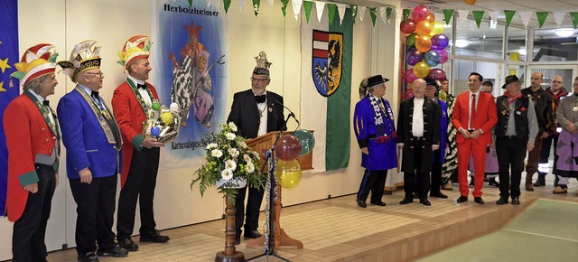 Brgermeister Schilling gratuliert der HKG beim Zunftmeisterempfang.  | Foto: Jrg Schimanski