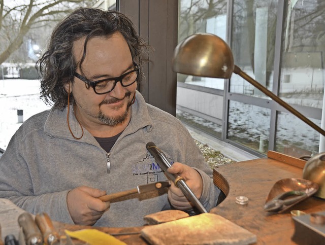 Goldschmied Peter Csutora aus Staufen ...are ihre Ringe auch selbst herstellen.  | Foto: Barbara Schmidt
