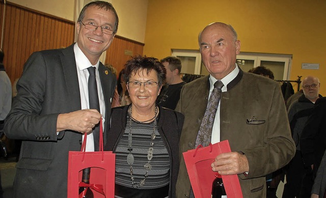 OB Klaus Eberhardt (links) und Alt-Br...das Jubilumsgeschenk entgegennehmen.   | Foto: Petra Wunderle