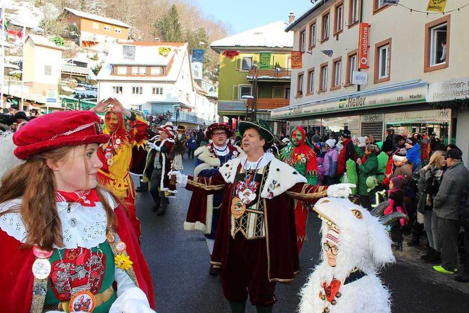 Narren erobern Zell beim Jubiläums-Umzug Narren erobern Zell beim Jubiläums-Umzug