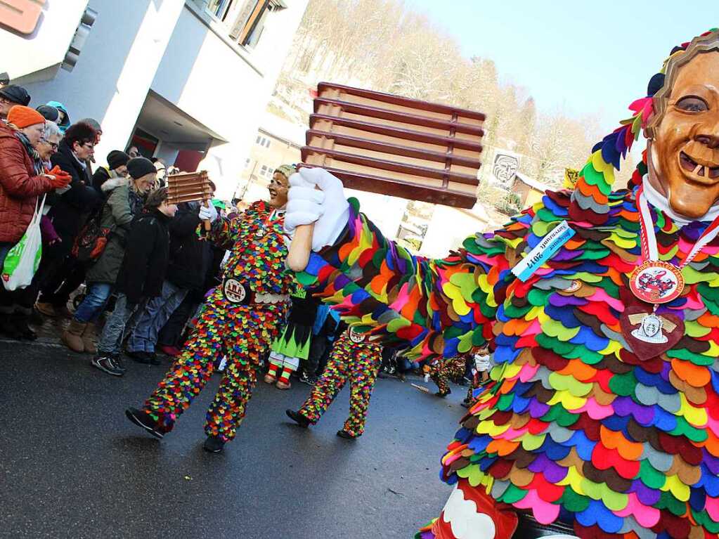 Narren erobern Zell beim Jubilums-Umzug