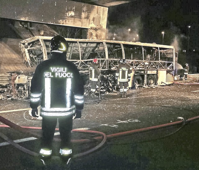 Der Bus prallte bei Verona gegen einen Pfeiler und geriet in Brand.   | Foto: dpa