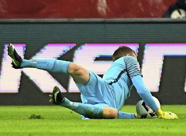 Hlt den Ball auerhalb des Strafraums...r Frankfurter Torhter Lukas Hradecky   | Foto: AFP