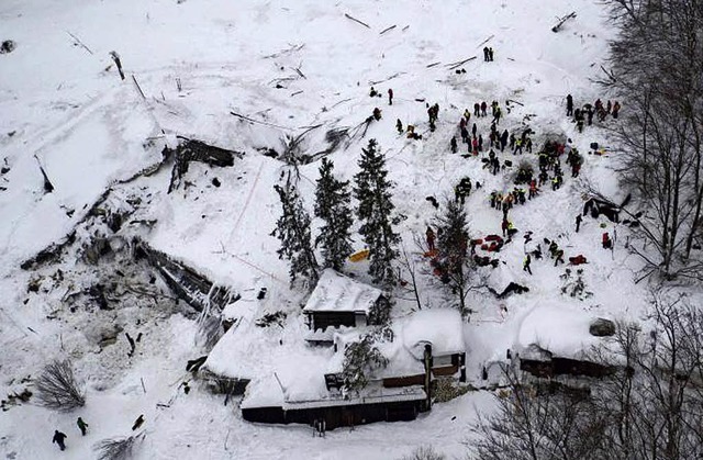 Das von einer Lawine verschttete Hotel am Gran-Sasso-Massiv  | Foto: dpa